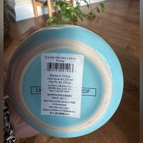 Disney Holiday Mickey & Friends Soap Dispenser and Matching Paper Hand Towels - Picture 4 of 8